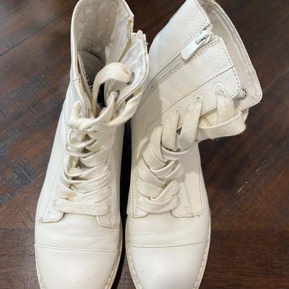 Bershka lace front boots in white - Picture 2 of 9